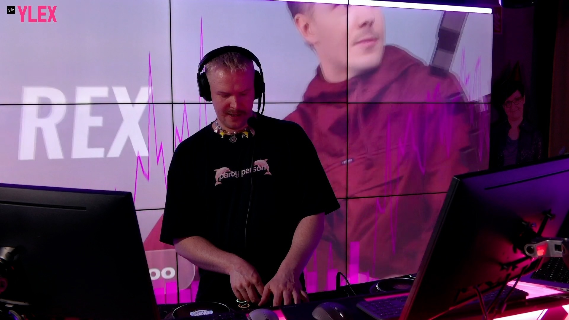 DJ Rony Rex performing with DJMirror Pulse visual software