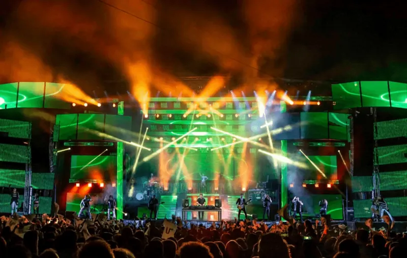 Automatic DMX lighting control synchronized with DJ visualization software